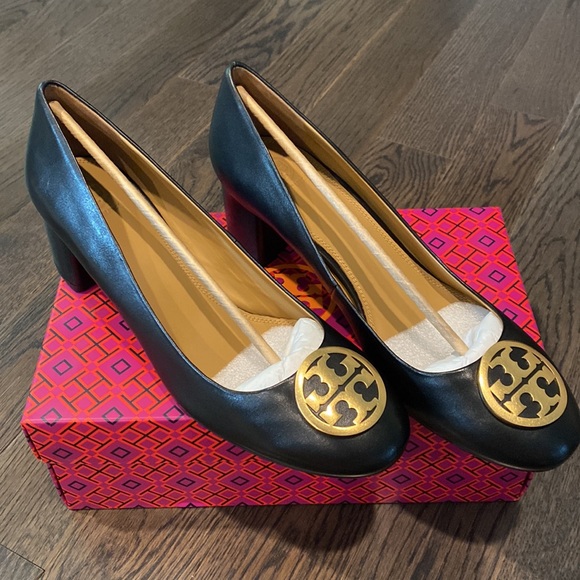 New TORY BURCH Benton Logo Medallion Pump NIB - Picture 2 of 13